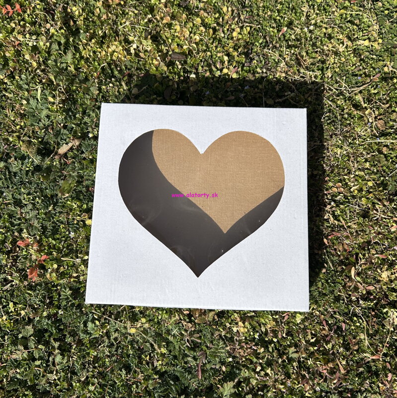 Biela krabička s okienkom srdce 20 x 20 x 3,5cm - 25ks